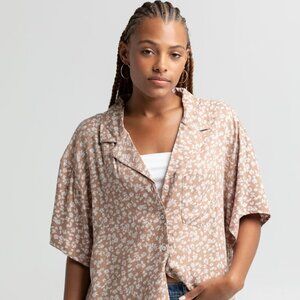 RSQ Womens Slouchy Cropped Tan and White Button Down Floral Camp Shirt